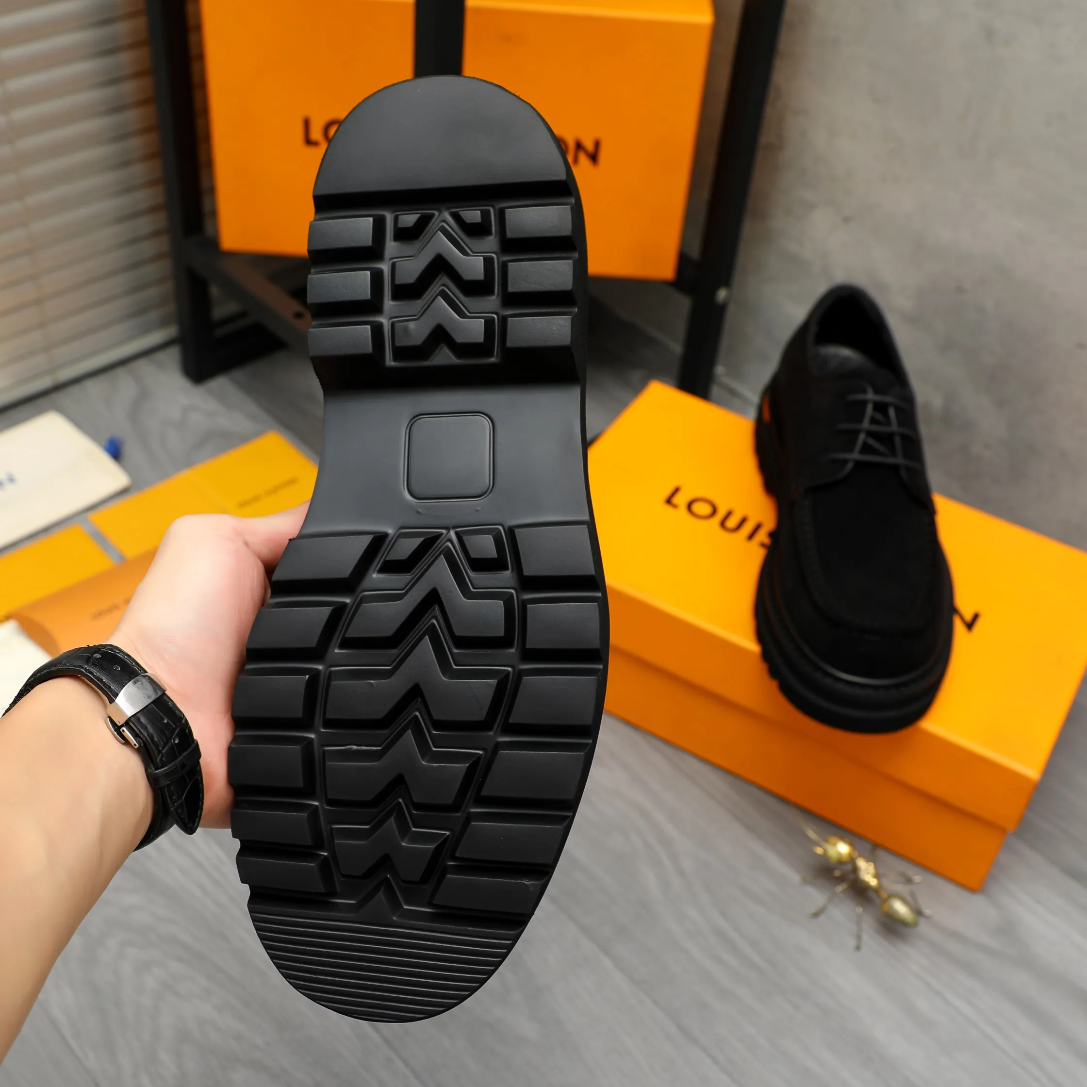 Men's shoes 💰620 Product trademark: LV "Louis Vuitton" business casual lace-up leather shoes Regular size: 37-46 Product materials: Selected high-quality frosted cowhide upper, pigskin lining, rubber outsole